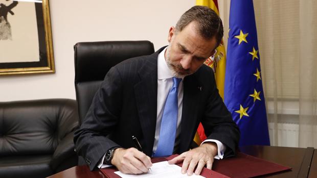 Felipe VI firmar leyes 1 Merca2.es