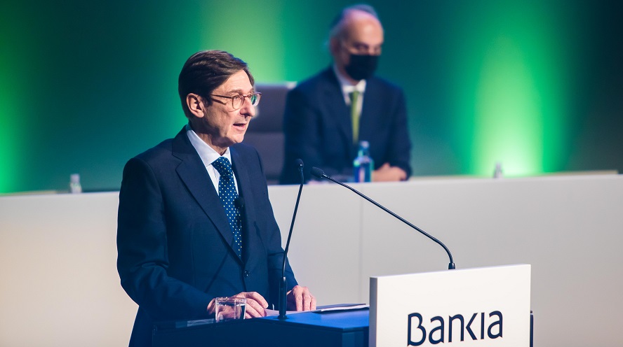 Goirigolzarri pone fin a una junta «especial» tras aprobar su fusión con CaixaBank