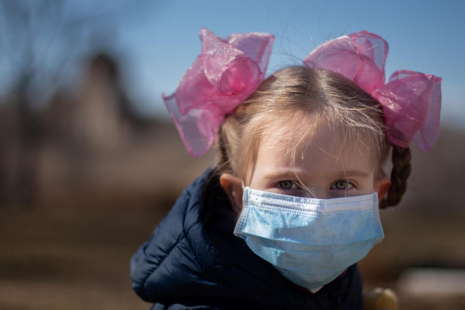 Cómo transformar una mascarilla de adultos en una para niños