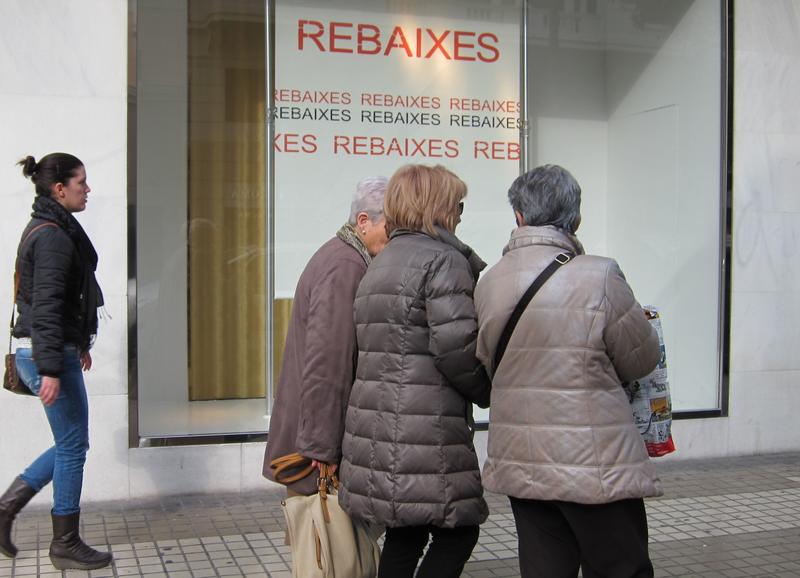 La OCU recuerda que la ley obliga a los vendedores a cambiar o devolver un producto aún en rebajas