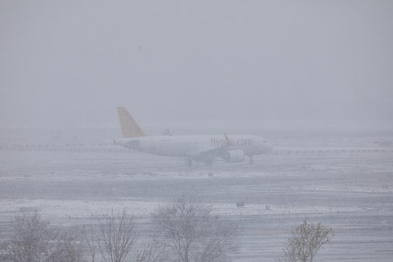 Barajas cierra todo el sábado por nieve en las pistas