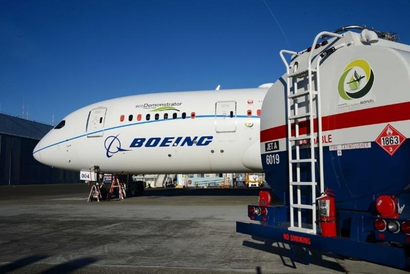 Boeing se compromete a producir aviones comerciales que operen combustibles 100% sostenibles