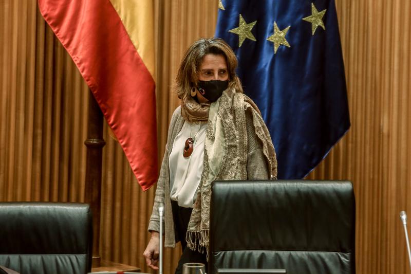 Teresa Ribera defiende el sistema eléctrico y prevé precios más bajos con las renovables