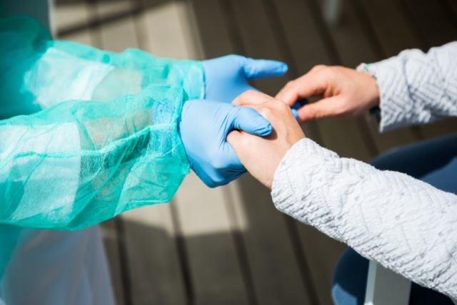 FOTO ATENCIO FINAL DE VIDA EN TEMPS DE PANDEMIA. Fundacion la Caixa 1 Merca2.es