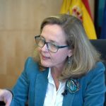 Calviño prepara dos ‘regalos’ para los clientes bancarios antes de irse al BEI