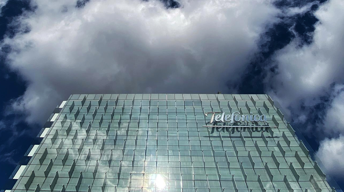Criteria se refugia en los derivados financieros para aumentar su apuesta por Telefónica