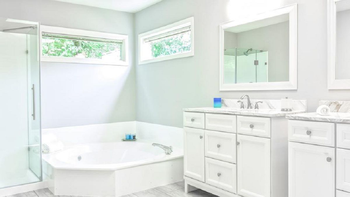 Tips de decoración para ganar espacio e iluminación en el baño