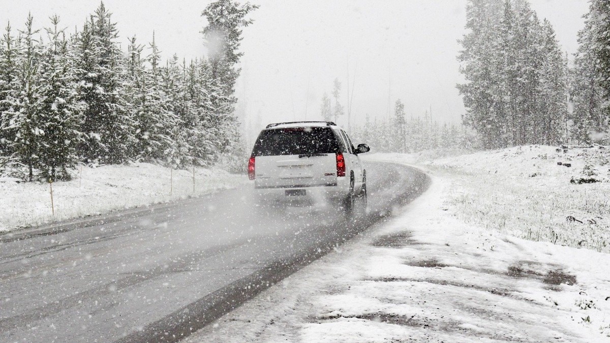 Cómo debes conducir sobre nieve para que el coche no patine