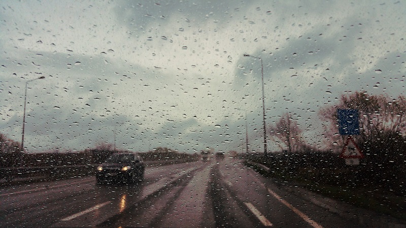 Cómo conducir con agua y viento: consejos para no sufrir accidentes