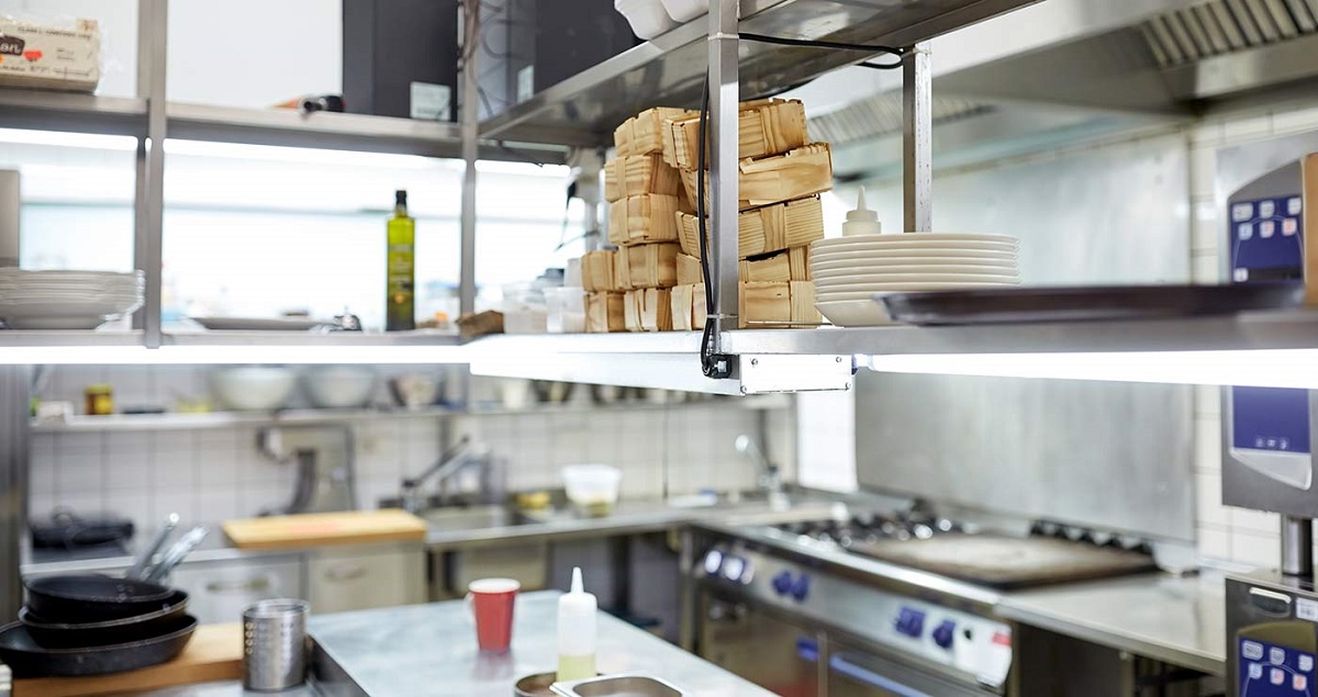 Las ‘cocinas fantasma’ de Glovo y Deliveroo asfixian a los pequeños hosteleros