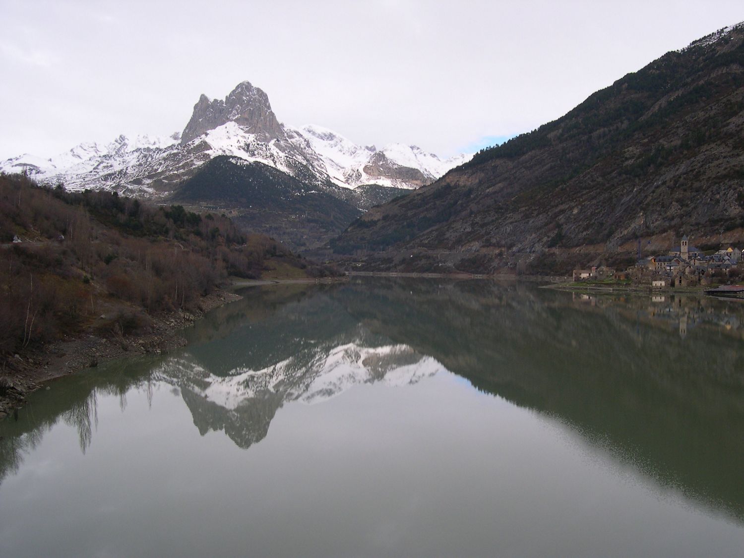 embalse de Lanuza