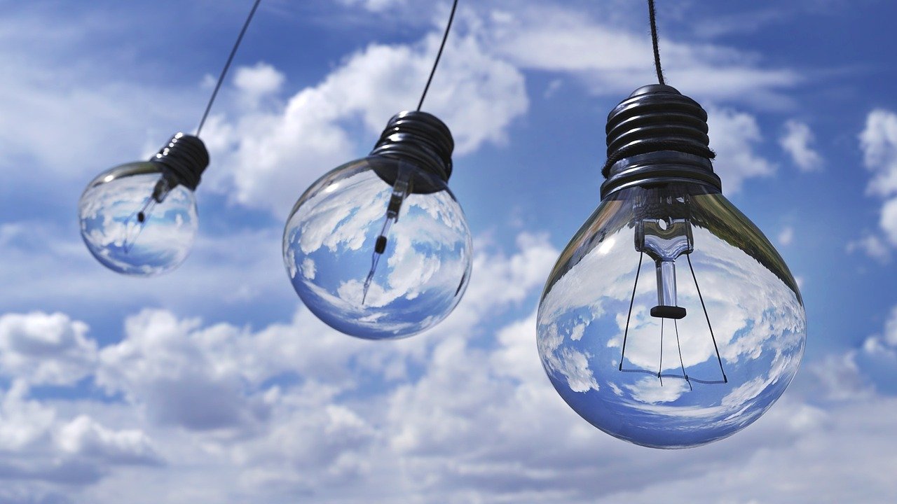 Trucos para burlar la subida de la luz y ahorrar dinero estas semanas