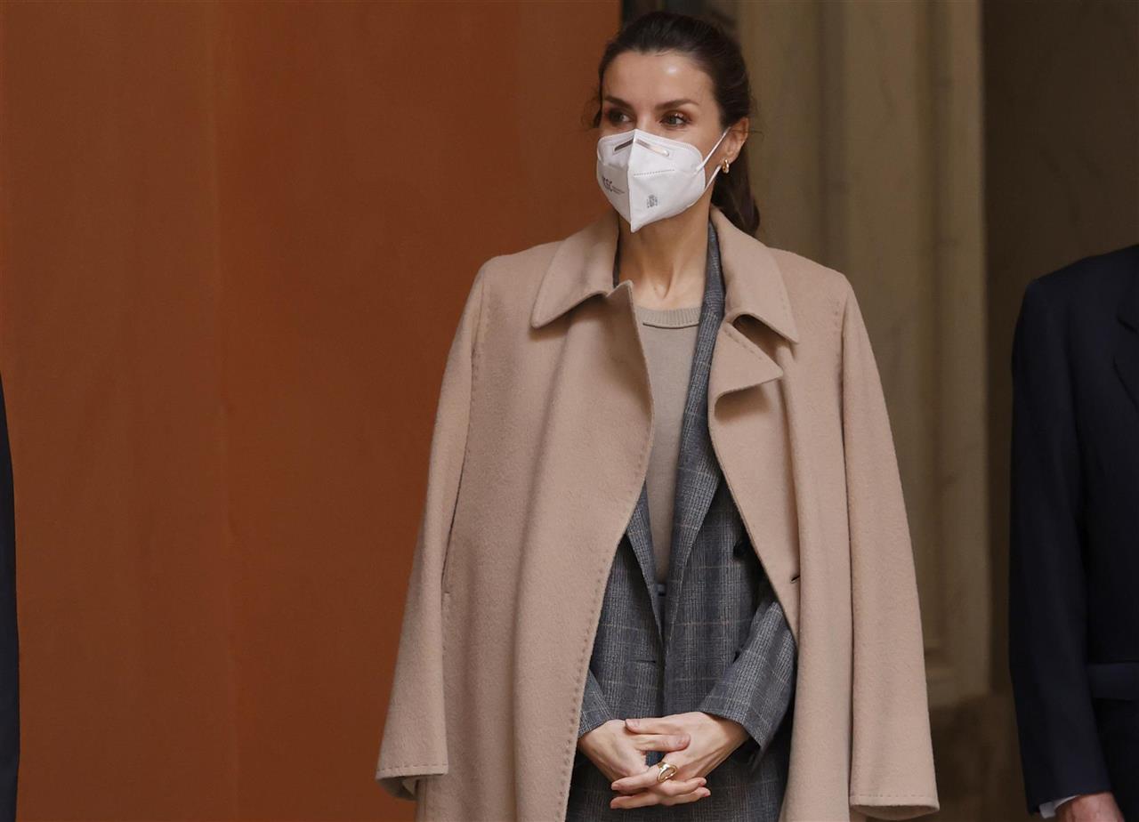 Así borda la Reina Letizia el estilo working girl y los colores sobrios