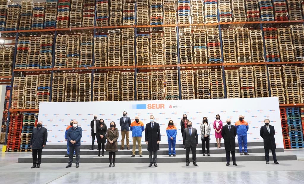 El Rey visita la nave de SEUR en Illescas, que entró en funcionamiento en plena desescalada