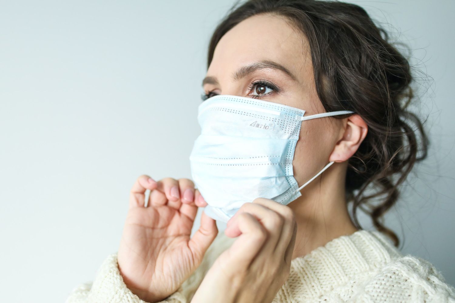 Cómo usar una mascarilla doble de manera segura