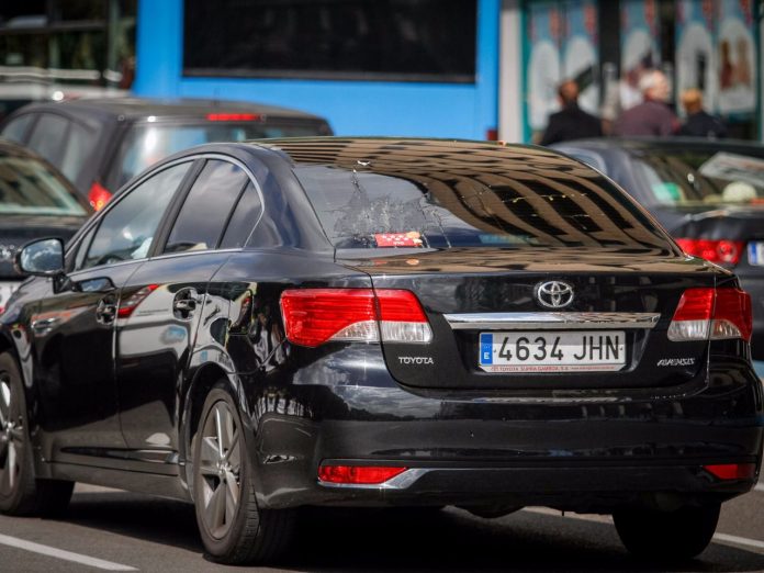 Las VTC cambian la matrícula azul por la blanca para ahorrar las inspecciones técnicas