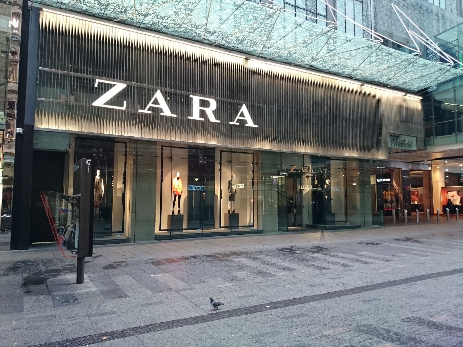Zara: su abrigo dos piezas y otras prendas inusuales baratas