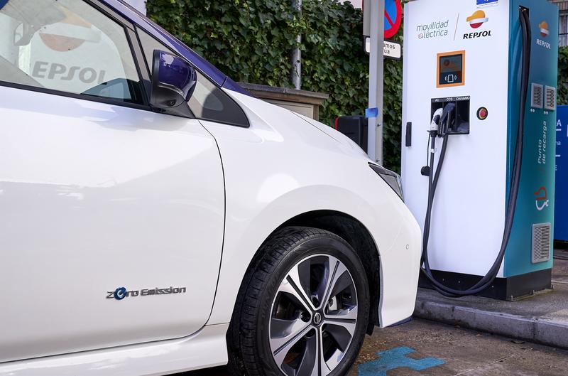 Nissan y Repsol instalarán 15 puntos de recarga rápida en estaciones de servicio