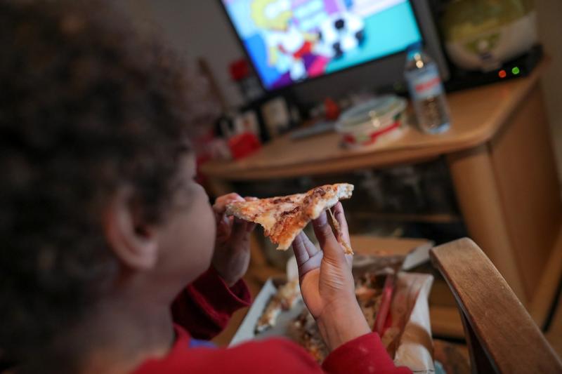 La OCU pide la prohibición de publicidad de alimentos no saludables dirigida a menores