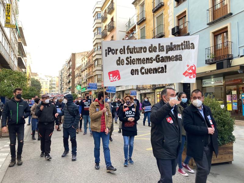Centenares de personas se manifiestan en Cuenca por los despidos de Siemens Gamesa