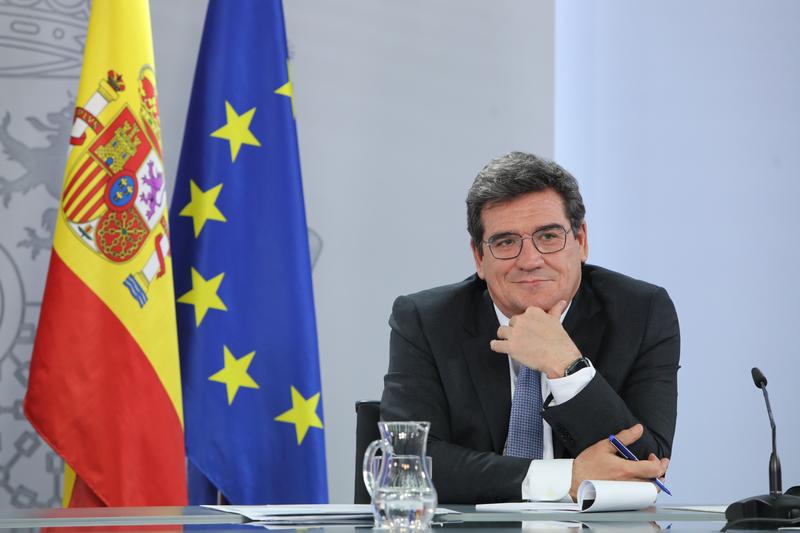 Escrivá aprecia un descenso de las bajas de sanitarios gracias a la vacuna