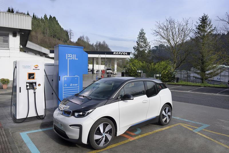Repsol e Ibil crean una estación de recarga para coches eléctricos con energía