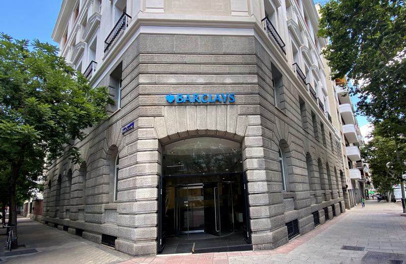 El beneficio de Barclays cae un 38% y retoma el dividendo