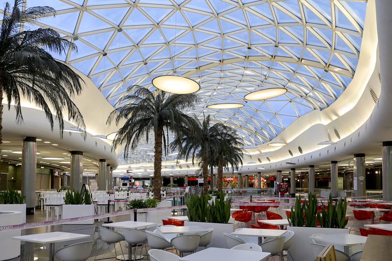 Las ventas de centros comerciales cayeron un 29% y la afluencia se desplomó un 34%