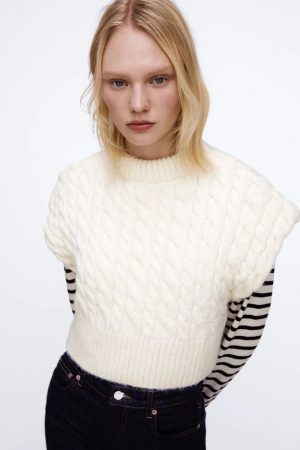 Chalecos de Zara en rebajas que serán tendencia esta primavera 1 Merca2.es Chaleco Zara Cropped Ochos
