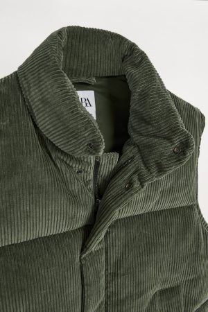 Chalecos de Zara en rebajas que serán tendencia esta primavera 6 Merca2.es Chaleco Zara acolchado pana