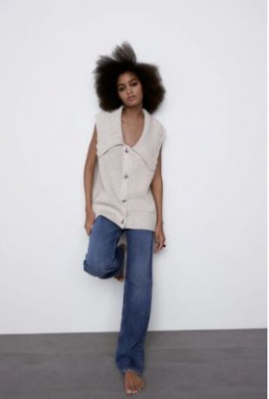 Chalecos de Zara en rebajas que serán tendencia esta primavera 3 Merca2.es Chaleco Zara cuello botón joya