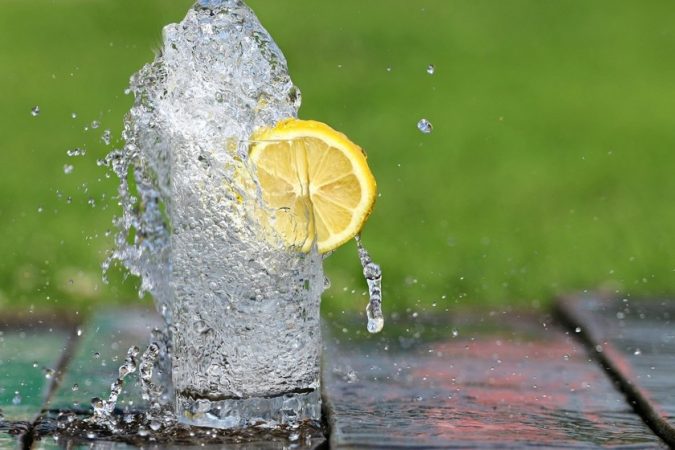 ¿El agua sin limón tendrá el mismo efecto?