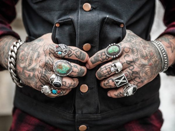 No gastar dinero en tatuaje barato y posibles problemas en el trabajo