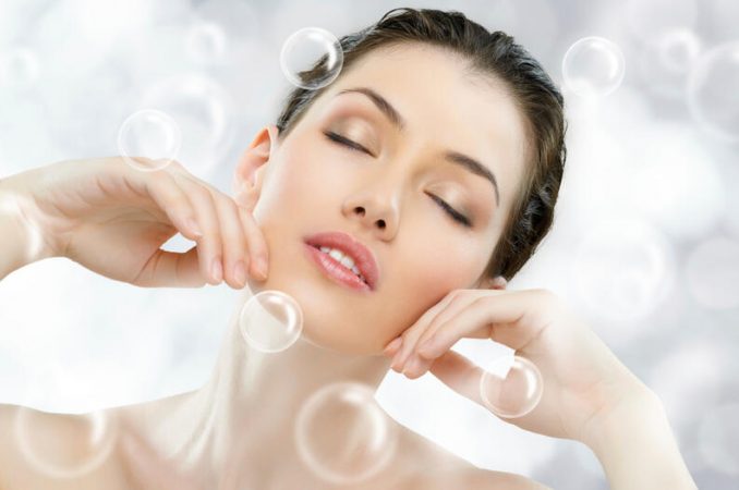 No hacerse la higiene facial e hidratarla de una manera correcta