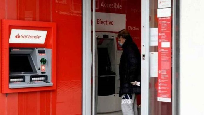 Los grandes bancos españoles recortaron un 10% sus comisiones netas en 2020