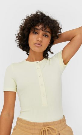 Stradivarius: Prendas básicas por menos de 15 euros para renovar tu armario 32 Merca2.es body botones stradivarius