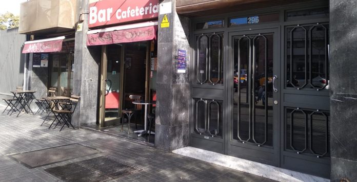 Cafeteria sin clientes a la hora de comer en Barcelona