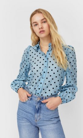 Stradivarius: Prendas básicas por menos de 15 euros para renovar tu armario 29 Merca2.es camisa topos