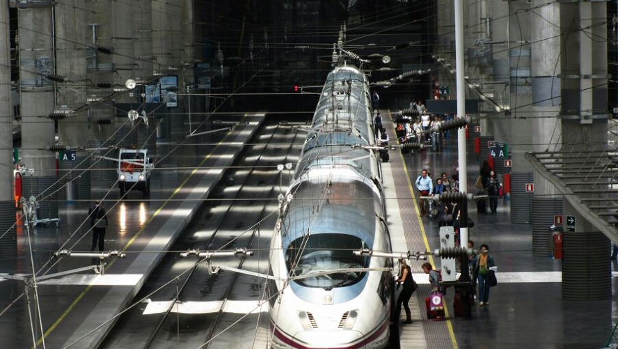Los usuarios de avión, AVE y transporte urbano caen con fuerza