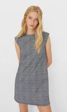 Stradivarius: Prendas básicas por menos de 15 euros para renovar tu armario 31 Merca2.es vestido hombreras stradivarius