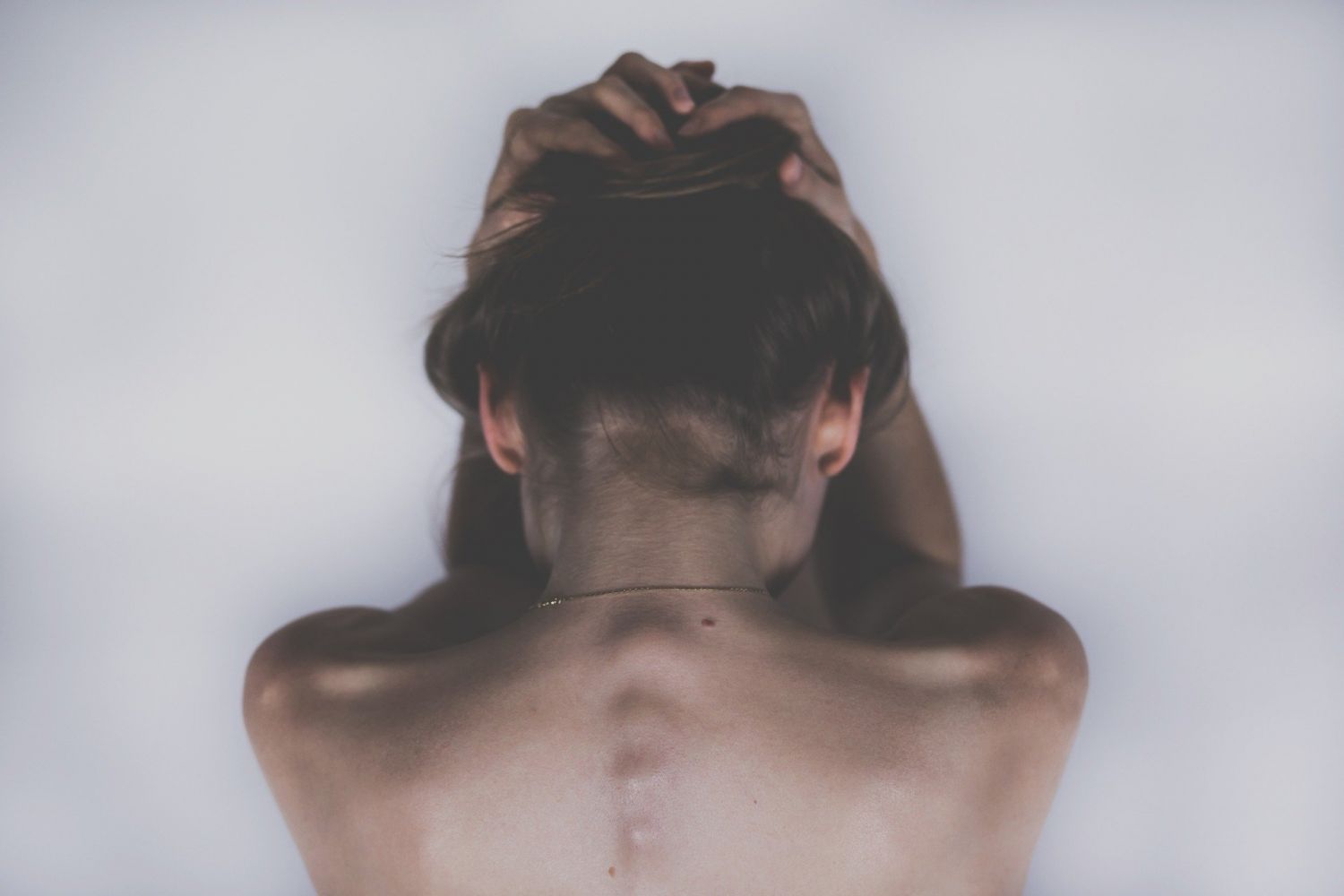 ¿Qué es la fibromialgia, la enfermedad que afecta a tantas famosas?
