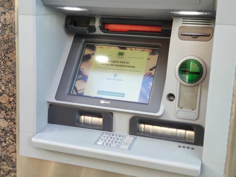Las retiradas de efectivo caen un 31% y desaparecen más de 1.000 cajeros