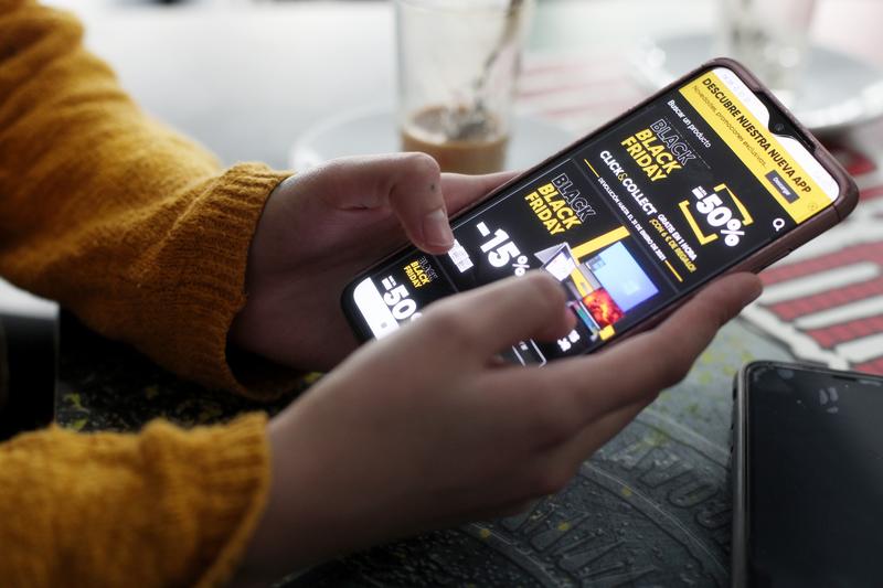 El 64% de los españoles compraría más con mayores facilidades de devolución ‘online’