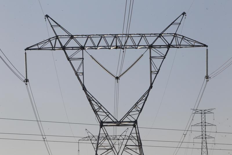 El Gobierno abre la puerta a reformar el mercado eléctrico para  poner fin a las «sobrerretribuciones»