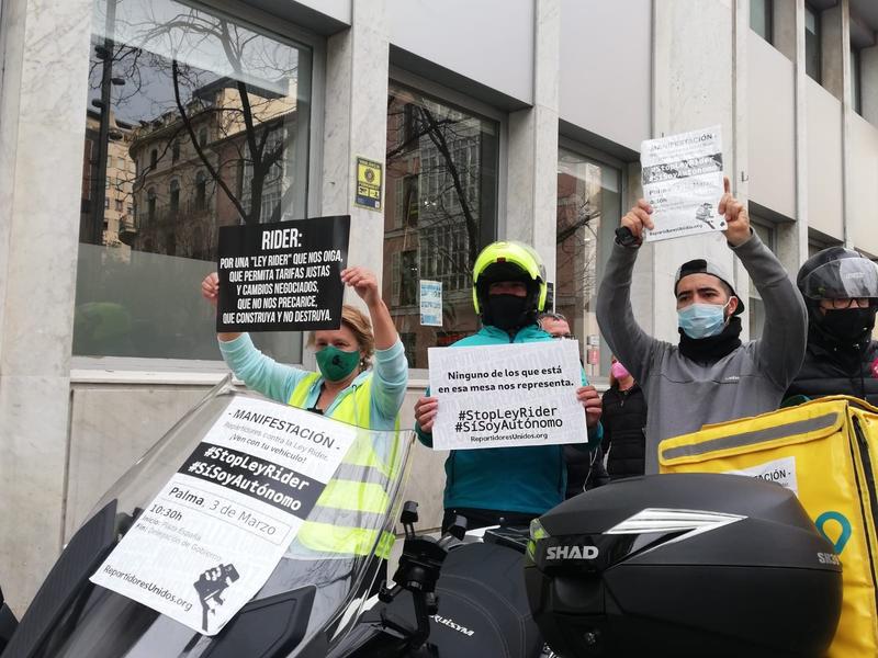 Más de 2.000 riders reclaman al Gobierno poder elegir entre ser asalariado o autónomo