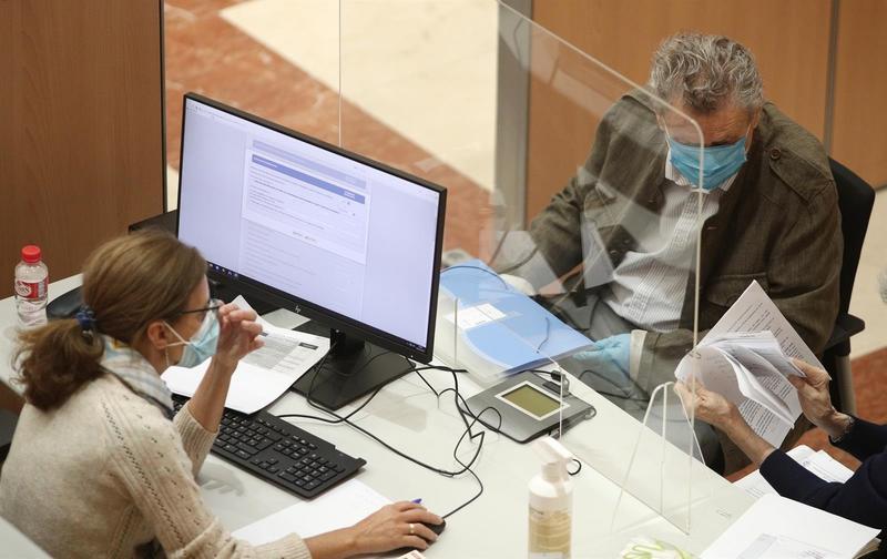 Los trabajadores en ERTE que ganen menos de 22.000 euros deberán presentar la declaración