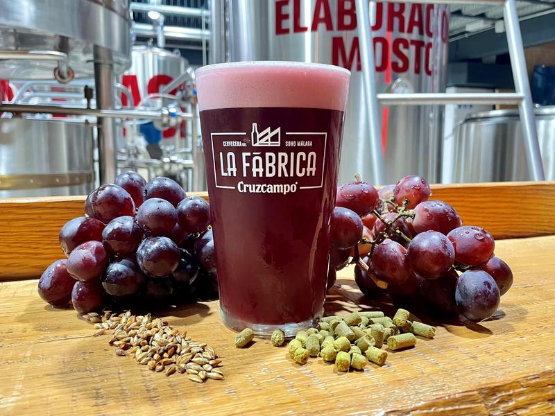 Los maestros cerveceros de Cruzcampo crean una cerveza que recuerda al vino tinto