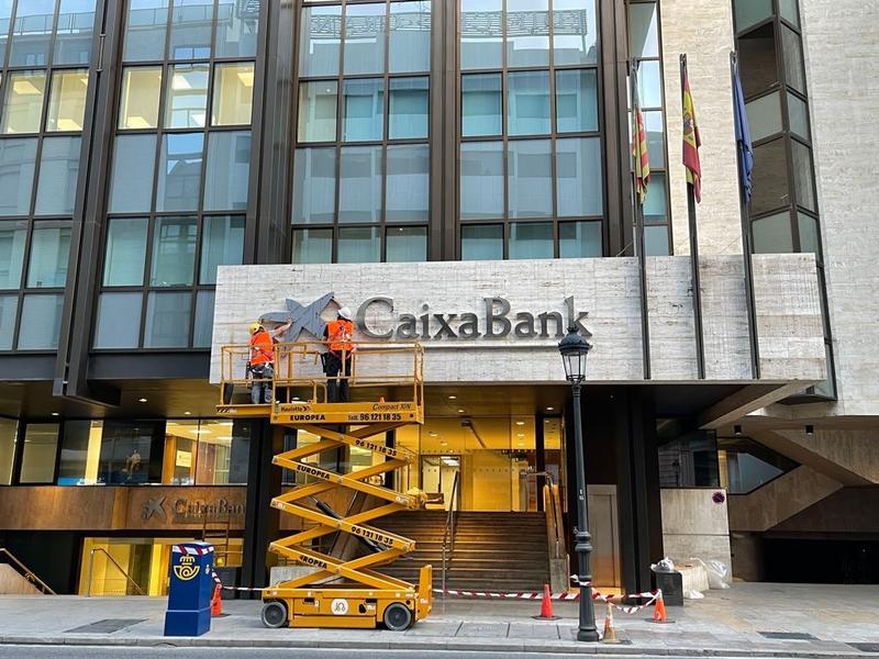 El logo de CaixaBank ya luce en el edificio que albergaba la sede de Bankia en Valencia
