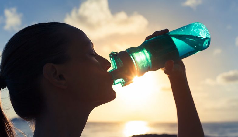 ¿Beber agua nos ayuda adelgazar sin hacer ejercicio?