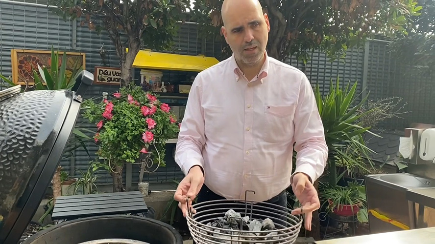 Jonatan Armengol juega con fuego en Youtube al cocinar con brasas